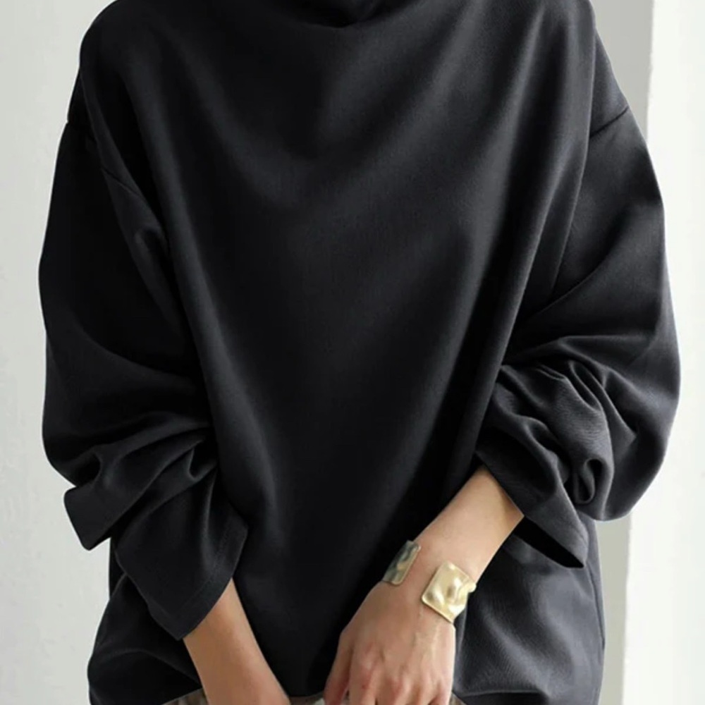 NWOT Uoozee Long Sleeve High Nexk Sweatshirt